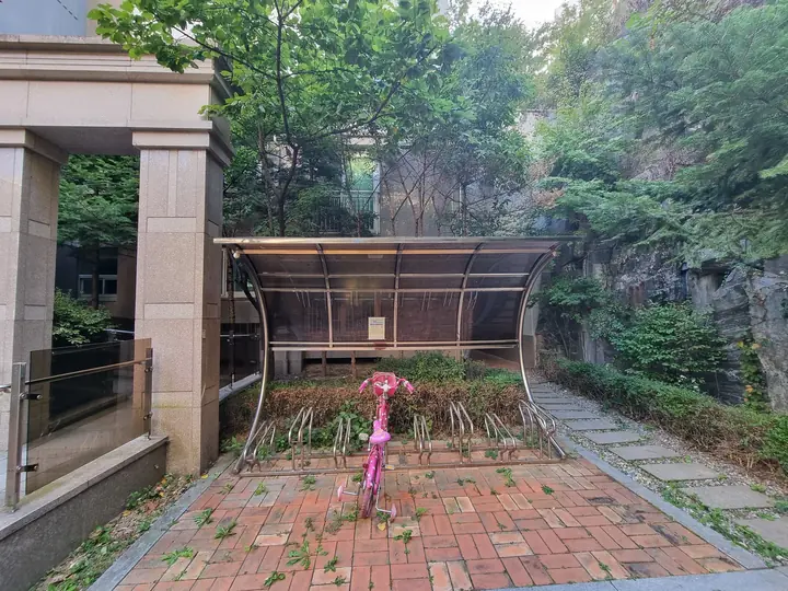 지붕을 씌운 자전거 보관대