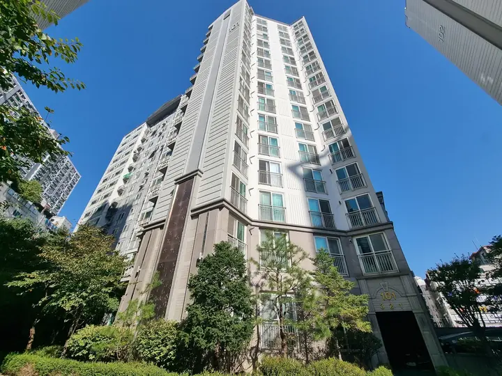 화단 너머 101동 전경