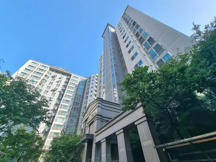 석재 기둥 출입부와 고층 동