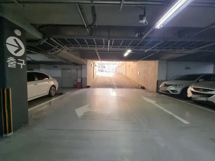 지하주차장 출구 램프