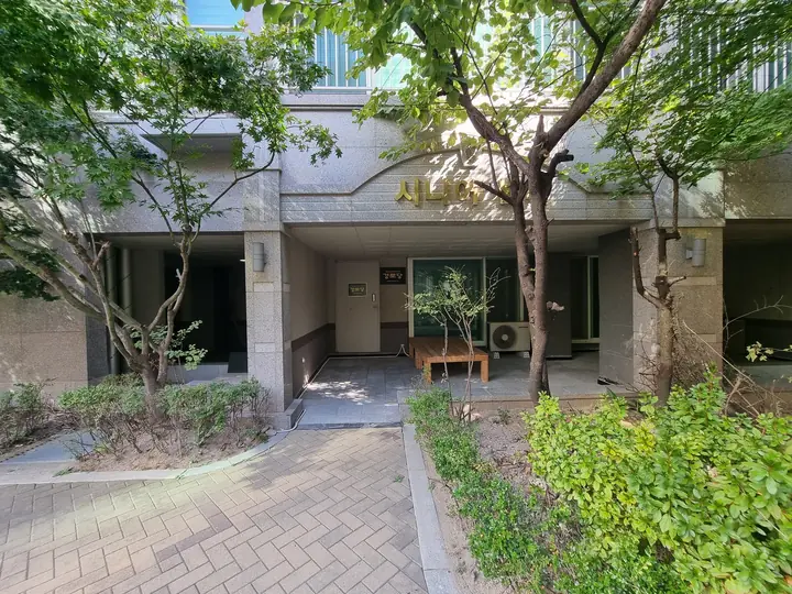 '시니어센터' 간판 아래 경로당 입구와 평상