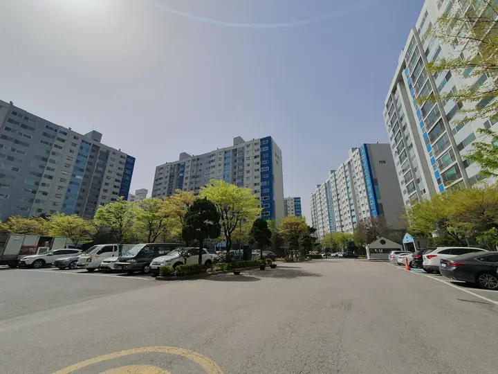 지상 주차장 너머 동 전경