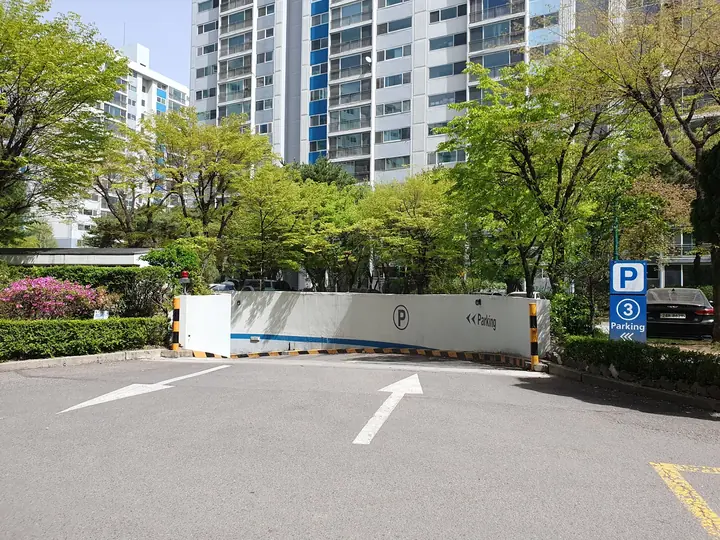 화단 옆 지하주차장 입구