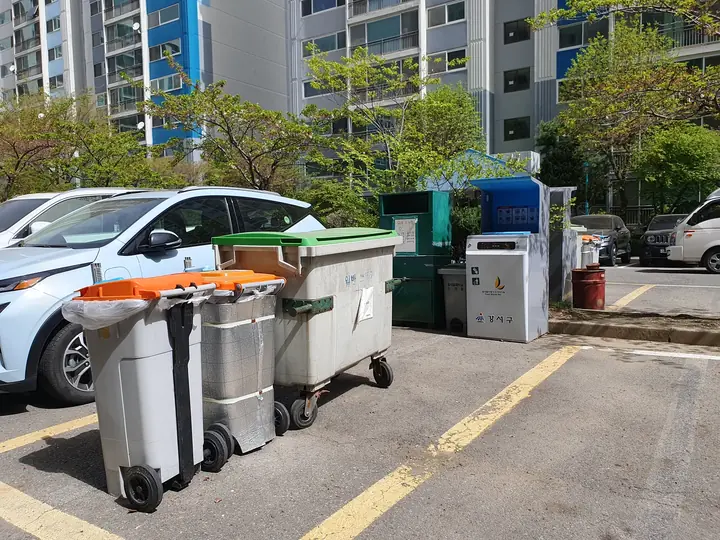 주차장 한쪽 분리수거함