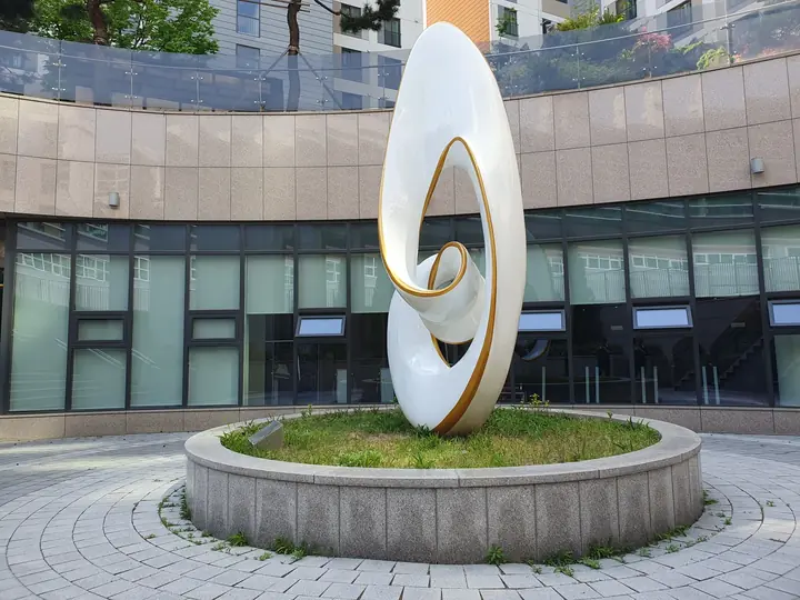 원형 광장의 흰 물결 조형물