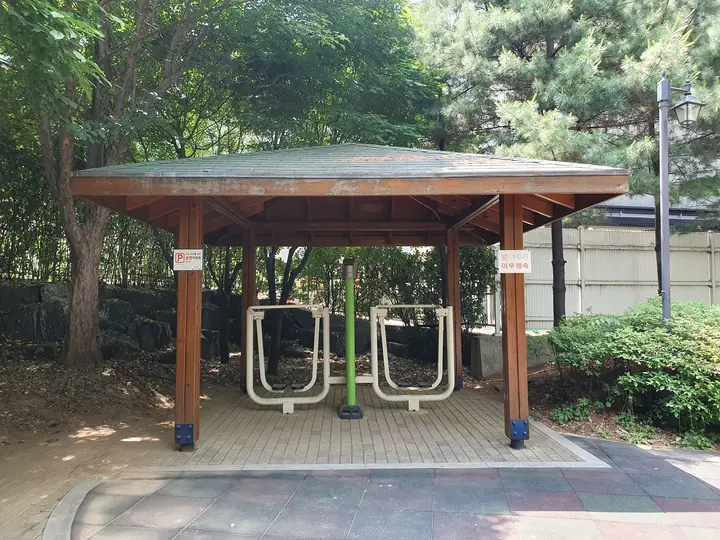 정자 안 운동기구