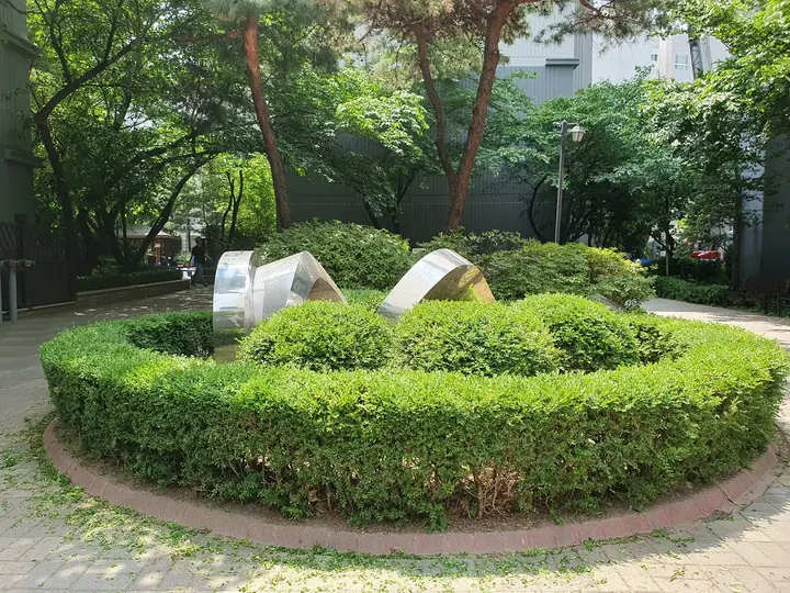 원형 화단의 스테인리스 조형물