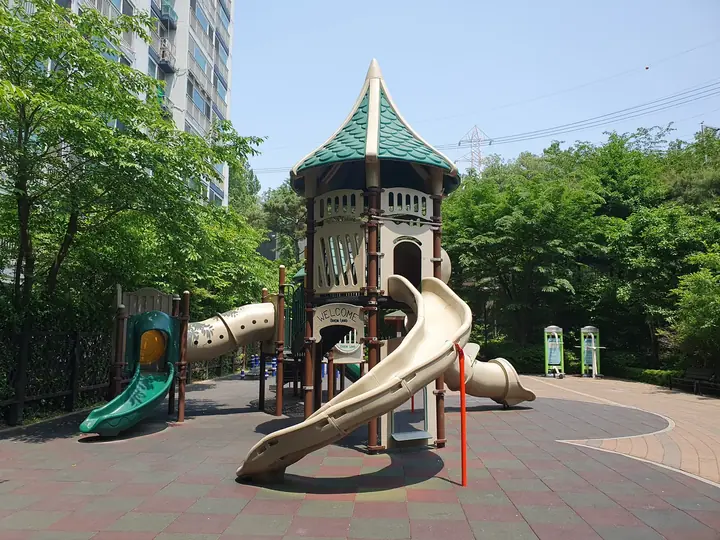 고깔 지붕 놀이대와 나선 미끄럼틀