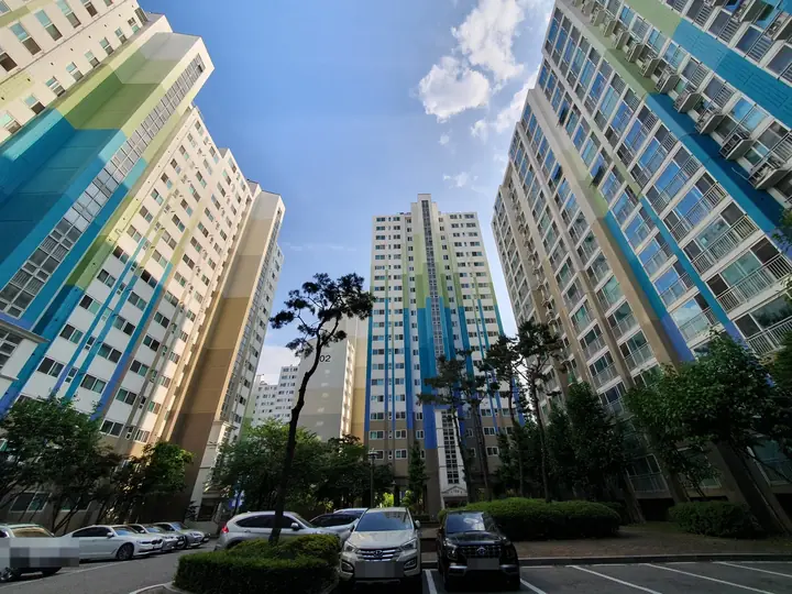 올려다본 파란 포인트 동