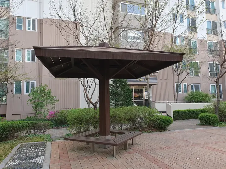 벤치가 둘러싼 파라솔 쉼터