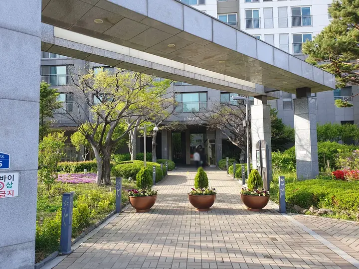 화분이 놓인 필로티 진입로