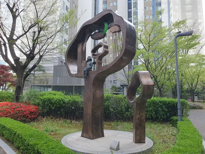 나무 모양 조형물