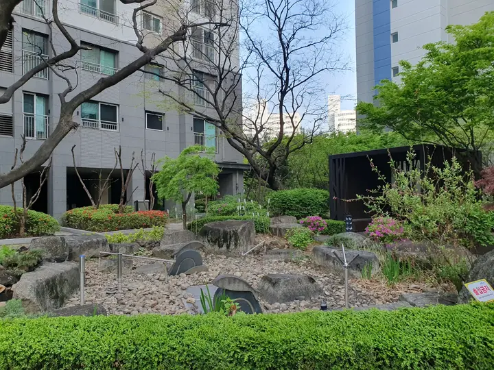 돌과 화초로 꾸민 정원