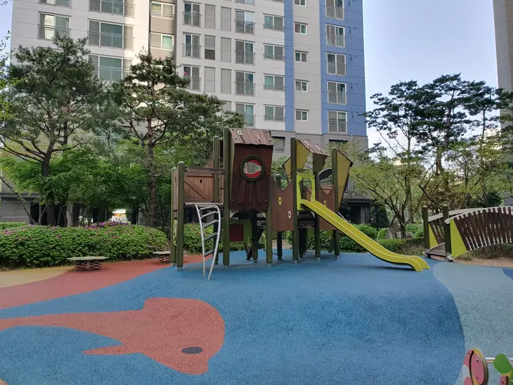 물고기 그림 바닥의 놀이터
