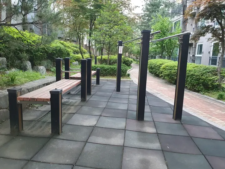 산책로 옆 철봉 운동기구
