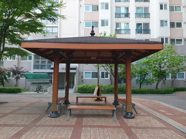 벽돌 광장의 정자