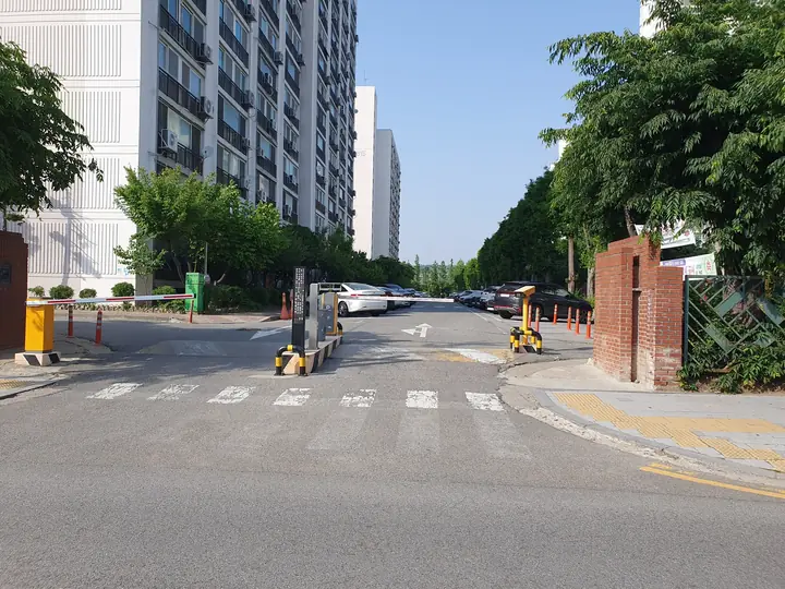 차단기가 있는 단지 출입구