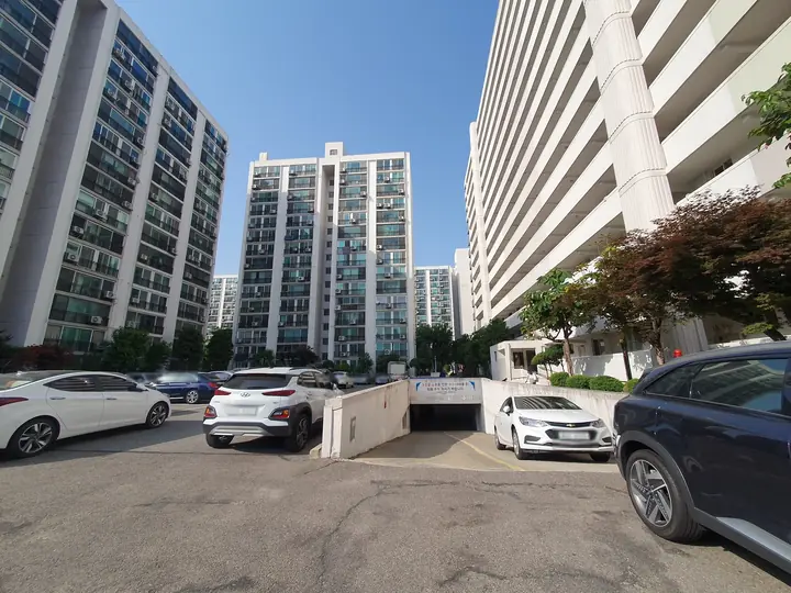 고층 동 사이 지하주차장 진입로