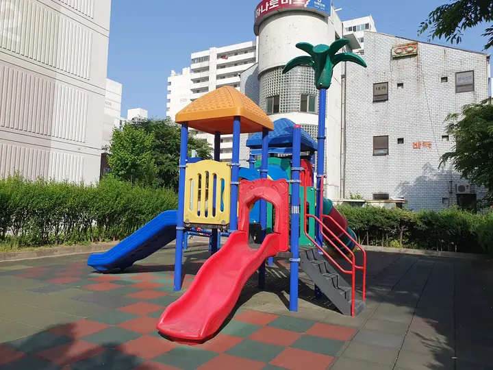 미끄럼틀이 여러 개인 놀이대