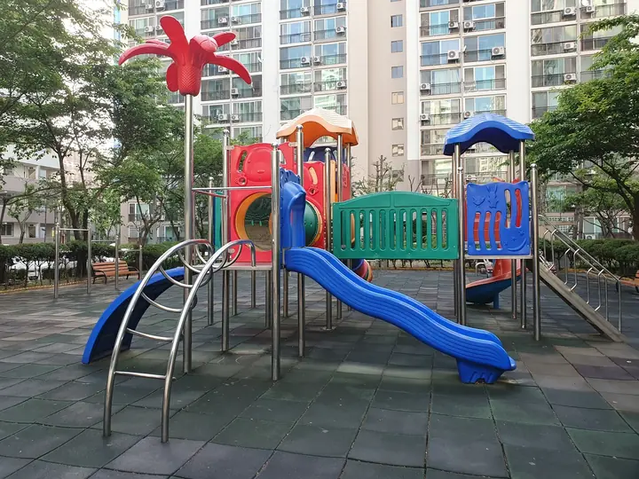꽃 장식이 달린 놀이대