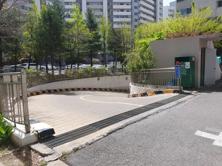 화단 아래 지하주차장 입구