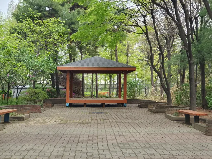 숲에 둘러싸인 정자 쉼터