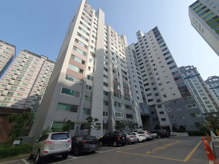 지상 주차장 앞 동 전경