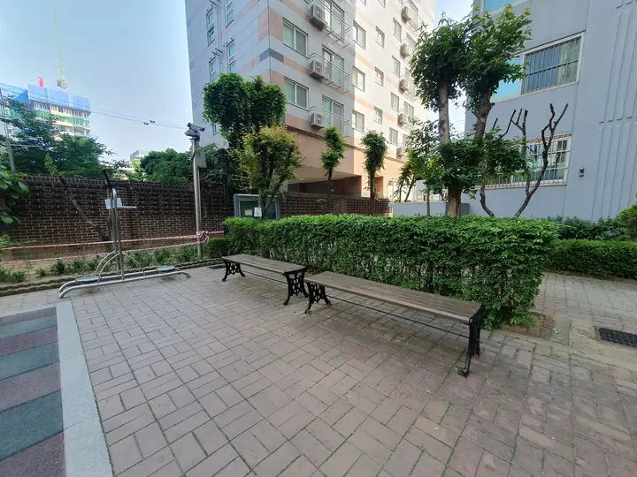 화단 앞 벤치 쉼터