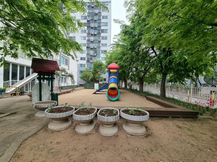 나무 그늘 아래 모래 놀이터