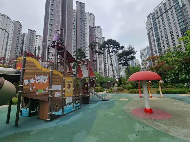 버섯 모양 놀이기구와 해적선 놀이대