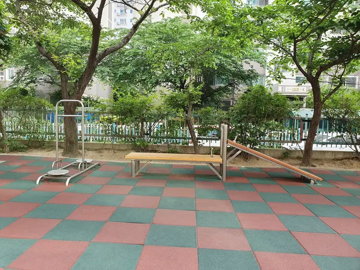 놀이터 옆 철봉과 운동기구