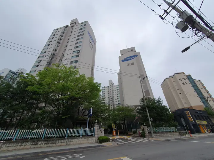 길 건너에서 본 201동과 205동