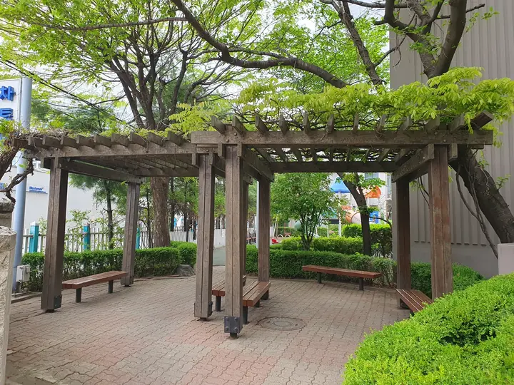 등나무가 덮인 퍼걸러 쉼터