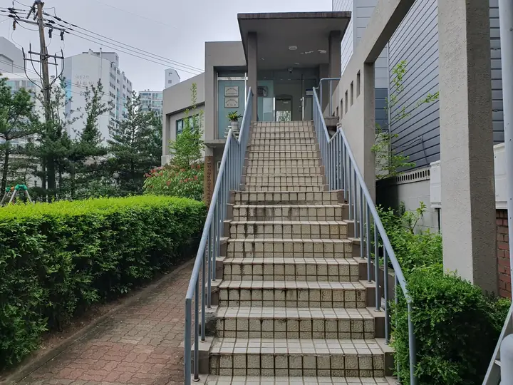 동 사이로 오르는 계단