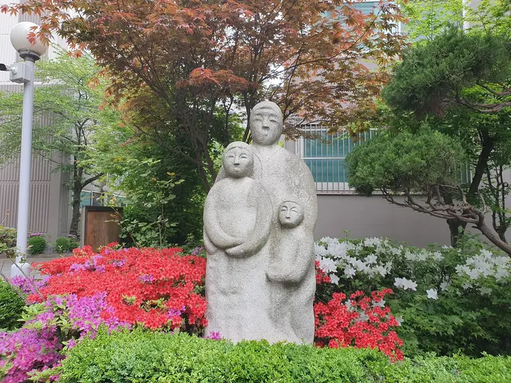 철쭉 사이 가족 석상