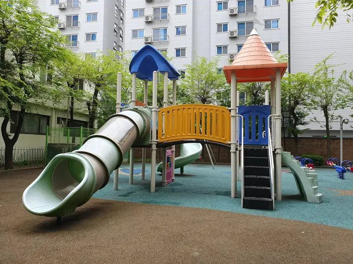 튜브 미끄럼틀과 주황 지붕 놀이대