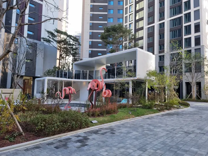 흰 지붕 휴게 공간 앞 플라밍고 조형물