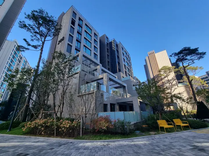 노란 의자를 둔 계단식 저층 동