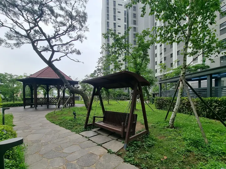 정자와 그네 벤치