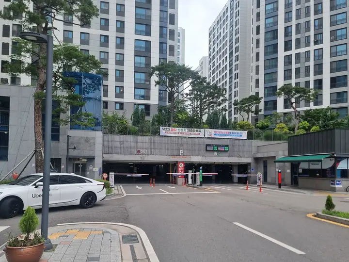 차단기가 있는 지하주차장 입구