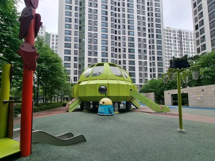 UFO 모양 놀이기구가 있는 놀이터