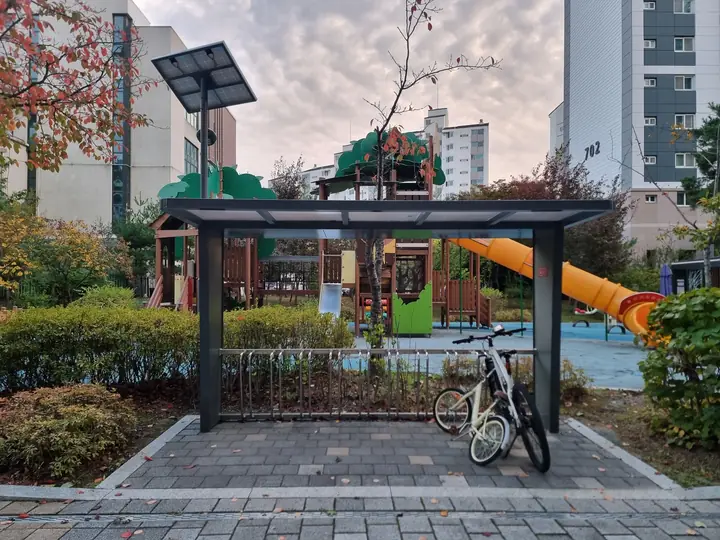 놀이터 앞 지붕 있는 자전거 보관대