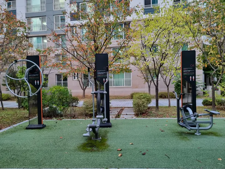 인조잔디 위 야외 운동기구