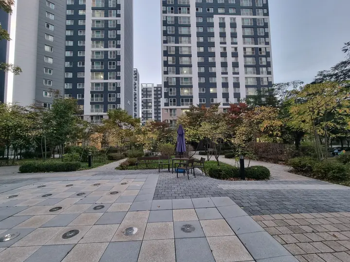 바닥분수가 있는 중앙 광장