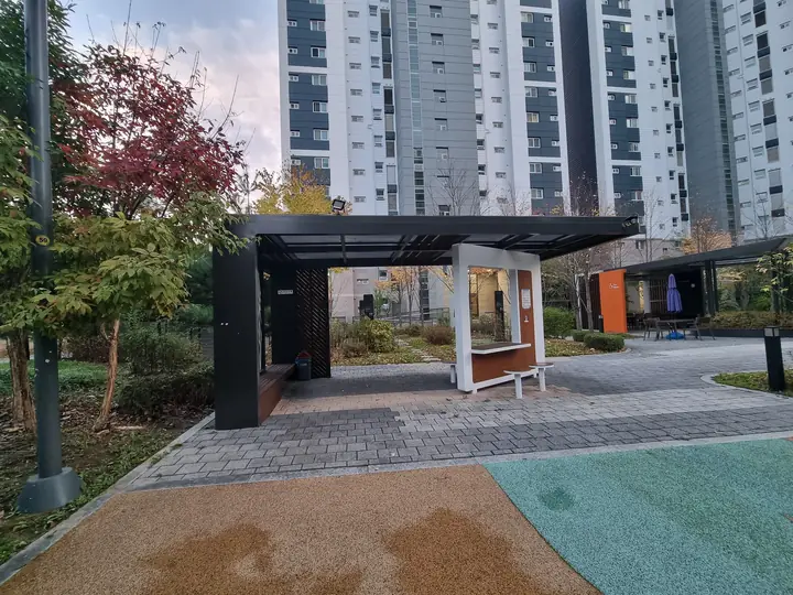 놀이터 옆 지붕 쉼터
