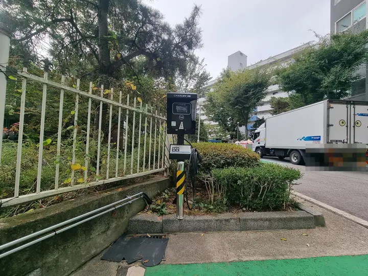 화단 옆 전기차 충전기