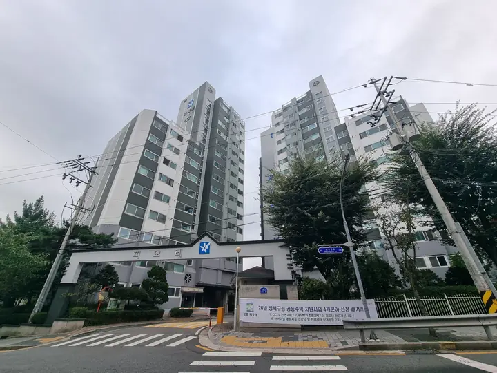 길 건너에서 본 정문과 두 개 동
