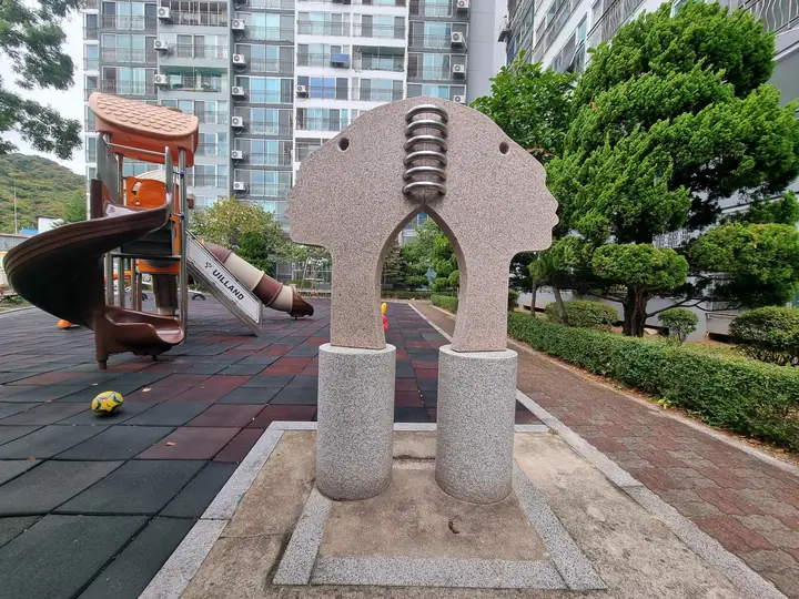놀이터 앞 석조 조형물