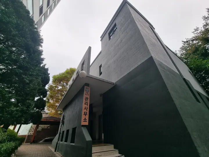 짙은 회색의 관리사무소 건물