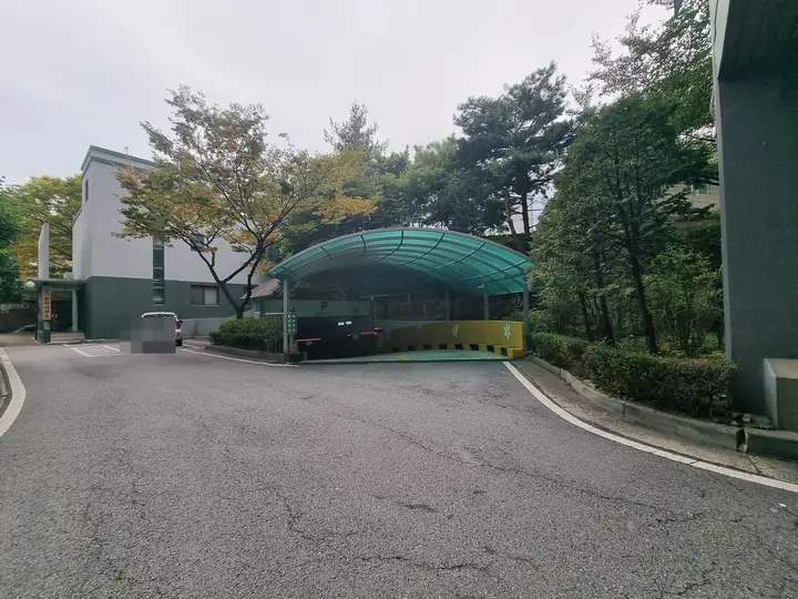캐노피를 씌운 지하주차장 진입로